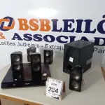 LOTE 234 - 01 HOME THEATER. (NO ESTADO) ATENÇÃO! FAZER A VISITAÇÃO ANTES DE ARREMATAR, NÃO SABEMOS SE FUNCIONA. LEILÃO NÃO TEM GARANTIA E NEM DEVOLUÇÃO, SUJEITO A POSSÍVEIS AVARIAS VISÍVEIS/OCULTAS E/OU AUSÊNCIA DE COMPONENTES.