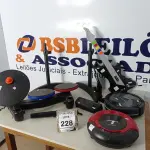 LOTE 228 - 02 ASPIRADORES ROBÔS, 01 BATERIA INFANTIL INCOMPLET E 01 GUITARRA INFANTIL. (NO ESTADO) ATENÇÃO! FAZER A VISITAÇÃO ANTES DE ARREMATAR, NÃO SABEMOS SE FUNCIONA. LEILÃO NÃO TEM GARANTIA E NEM DEVOLUÇÃO, SUJEITO A POSSÍVEIS AVARIAS VISÍVEIS/OCULTAS E/OU AUSÊNCIA DE COMPONENTES.