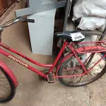 LOTE 398 - 01 BICICLETA NA COR VERMELHA MONARK. (NO ESTADO) ATENÇÃO! FAZER A VISITAÇÃO ANTES DE ARREMATAR, NÃO SABEMOS SE FUNCIONA. LEILÃO NÃO TEM GARANTIA E NEM DEVOLUÇÃO, SUJEITO A POSSÍVEIS AVARIAS VISÍVEIS/OCULTAS E/OU AUSÊNCIA DE COMPONENTES.