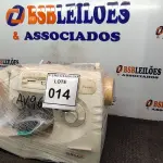 LOTE 014 - 01 MÁQUINA DE COSTURA (SEWING MACHINE). (NO ESTADO EM QUE SE ENCONTRA. SUJEITO A AVARIAS OCULTAS/VISÍVEIS.) AV9676S
