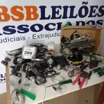 LOTE 280 - 01 LOTE COM FONES DE OUVIDO DIVERSOS, VÁRIOS TRILHOS PARA GAVETAS, RODINHAS PARA CARRINHO DE CARGA, 02 DESCASCADORES DE FIOS, CHAVES DE FENDA, PHILIPS E DE BOCA E DIVERSOS. (NO ESTADO) ATENÇÃO! FAZER A VISITAÇÃO ANTES DE ARREMATAR, NÃO SABEMOS SE FUNCIONA. LEILÃO NÃO TEM GARANTIA E NEM DEVOLUÇÃO, SUJEITO A POSSÍVEIS AVARIAS VISÍVEIS/OCULTAS E/OU AUSÊNCIA DE COMPONENTES.