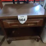 LOTE 064 - 01 MESA DE CANTO EM MADEIRA COM GAVETA. (NO ESTADO EM QUE SE ENCONTRA. SUJEITO A AVARIAS OCULTAS/VISÍVEIS.)