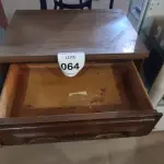 LOTE 064 - 01 MESA DE CANTO EM MADEIRA COM GAVETA. (NO ESTADO EM QUE SE ENCONTRA. SUJEITO A AVARIAS OCULTAS/VISÍVEIS.)