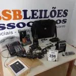 LOTE 236 - 01 LOTE COM CONTROLES DE VÍDEO GAME, 02 APARELHOS TELEFÔNICOS, 01 INTERFONE, RÁDIOS COMUNICADORES E 01 MICROFONE E DIVERSOS. (NO ESTADO) ATENÇÃO! FAZER A VISITAÇÃO ANTES DE ARREMATAR, NÃO SABEMOS SE FUNCIONA. LEILÃO NÃO TEM GARANTIA E NEM DEVOLUÇÃO, SUJEITO A POSSÍVEIS AVARIAS VISÍVEIS/OCULTAS E/OU AUSÊNCIA DE COMPONENTES.