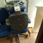 LOTE 300 - 03 CADEIRAS PARA ESCRITÓRIO SENDO 02 PÉS FIXOS E 01 GIRATÓRIA. (NO ESTADO) ATENÇÃO! FAZER A VISITAÇÃO ANTES DE ARREMATAR, NÃO SABEMOS SE FUNCIONA. LEILÃO NÃO TEM GARANTIA E NEM DEVOLUÇÃO, SUJEITO A POSSÍVEIS AVARIAS VISÍVEIS/OCULTAS E/OU AUSÊNCIA DE COMPONENTES.