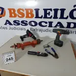 LOTE 245 - 03 PARAFUSADEIRAS INCOMPLETAS, 01 DESCASCADOR DE FIOS E 01 EIXO PARA SERRA. (NO ESTADO) ATENÇÃO! FAZER A VISITAÇÃO ANTES DE ARREMATAR, NÃO SABEMOS SE FUNCIONA. LEILÃO NÃO TEM GARANTIA E NEM DEVOLUÇÃO, SUJEITO A POSSÍVEIS AVARIAS VISÍVEIS/OCULTAS E/OU AUSÊNCIA DE COMPONENTES.