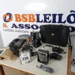 LOTE 236 - 01 LOTE COM CONTROLES DE VÍDEO GAME, 02 APARELHOS TELEFÔNICOS, 01 INTERFONE, RÁDIOS COMUNICADORES E 01 MICROFONE E DIVERSOS. (NO ESTADO) ATENÇÃO! FAZER A VISITAÇÃO ANTES DE ARREMATAR, NÃO SABEMOS SE FUNCIONA. LEILÃO NÃO TEM GARANTIA E NEM DEVOLUÇÃO, SUJEITO A POSSÍVEIS AVARIAS VISÍVEIS/OCULTAS E/OU AUSÊNCIA DE COMPONENTES.