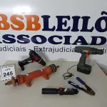LOTE 245 - 03 PARAFUSADEIRAS INCOMPLETAS, 01 DESCASCADOR DE FIOS E 01 EIXO PARA SERRA. (NO ESTADO) ATENÇÃO! FAZER A VISITAÇÃO ANTES DE ARREMATAR, NÃO SABEMOS SE FUNCIONA. LEILÃO NÃO TEM GARANTIA E NEM DEVOLUÇÃO, SUJEITO A POSSÍVEIS AVARIAS VISÍVEIS/OCULTAS E/OU AUSÊNCIA DE COMPONENTES.
