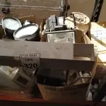LOTE 320 - 01 LOTE COM LUMINÁRIAS DIVERSAS. (NO ESTADO) ATENÇÃO! FAZER A VISITAÇÃO ANTES DE ARREMATAR, NÃO SABEMOS SE FUNCIONA. LEILÃO NÃO TEM GARANTIA E NEM DEVOLUÇÃO, SUJEITO A POSSÍVEIS AVARIAS VISÍVEIS/OCULTAS E/OU AUSÊNCIA DE COMPONENTES.