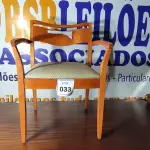 LOTE 033 - 01 CADEIRA EM MADEIRA CLARA. (NO ESTADO EM QUE SE ENCONTRA. SUJEITO A AVARIAS OCULTAS/VISÍVEIS.)
