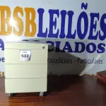 LOTE 032 - 01 GAVETEIRO COM 03 GAVETAS E RODINHAS. (NO ESTADO EM QUE SE ENCONTRA. SUJEITO A AVARIAS OCULTAS/VISÍVEIS.)