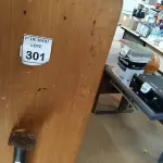 LOTE 301 - 01 MESA DE BANCADA. (NO ESTADO) ATENÇÃO! FAZER A VISITAÇÃO ANTES DE ARREMATAR, NÃO SABEMOS SE FUNCIONA. LEILÃO NÃO TEM GARANTIA E NEM DEVOLUÇÃO, SUJEITO A POSSÍVEIS AVARIAS VISÍVEIS/OCULTAS E/OU AUSÊNCIA DE COMPONENTES.