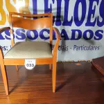 LOTE 033 - 01 CADEIRA EM MADEIRA CLARA. (NO ESTADO EM QUE SE ENCONTRA. SUJEITO A AVARIAS OCULTAS/VISÍVEIS.)