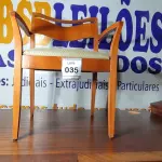 LOTE 035 - 01 CADEIRA EM MADEIRA CLARA. (NO ESTADO EM QUE SE ENCONTRA. SUJEITO A AVARIAS OCULTAS/VISÍVEIS.)