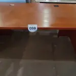 LOTE 059 - 01 MESA DE ESCRITÓRIO MARROM MODULAR. (NO ESTADO EM QUE SE ENCONTRA. SUJEITO A AVARIAS OCULTAS/VISÍVEIS.)
