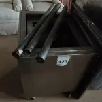 LOTE 120 - 01 BALCÃO PARA LOUÇAS. (NO ESTADO EM QUE SE ENCONTRA. SUJEITO A AVARIAS OCULTAS/VISÍVEIS.) AV9452N