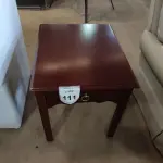 LOTE 111 - 01 MESINHA EM MADEIRA COM GAVETA. (NO ESTADO EM QUE SE ENCONTRA. SUJEITO A AVARIAS OCULTAS/VISÍVEIS.)  AV9850W