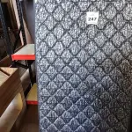 LOTE 247 - 01 COLCHÃO DE SOLTEIRO COM BASE (MATRESS TWIN). (NO ESTADO EM QUE SE ENCONTRA. SUJEITO A AVARIAS OCULTAS/VISÍVEIS.) BJ7223P