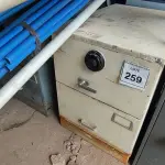 LOTE 259 - 01 COFRE. (NO ESTADO EM QUE SE ENCONTRA. SUJEITO A AVARIAS OCULTAS/VISÍVEIS.) BH1466B