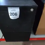 LOTE 206 - 01 GAVETEIRO PRETO COM 02 GAVETAS. (NO ESTADO EM QUE SE ENCONTRA. SUJEITO A AVARIAS OCULTAS/VISÍVEIS.)