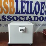 LOTE 226 - 01 ARMÁRIO DE FERRO PEQUENO. (NO ESTADO EM QUE SE ENCONTRA. SUJEITO A AVARIAS OCULTAS/VISÍVEIS.)