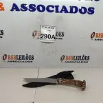 LOTE 290 - 01 FACA IMPORTADA AÇO INOXIDÁVEL CABO FORMATO DE CERVO COM BAINHA DE NYLON TAMANHO TOTAL 29CM PESO 218G JÁ AFIADA      