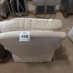 LOTE 106 - 01 POLTRONA. (NO ESTADO EM QUE SE ENCONTRA. SUJEITO A AVARIAS OCULTAS/VISÍVEIS.) AV9649X