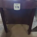 LOTE 178 - 01 APARADOR MEIA LUA EM MADEIRA. (NO ESTADO EM QUE SE ENCONTRA. SUJEITO A AVARIAS OCULTAS/VISÍVEIS.)