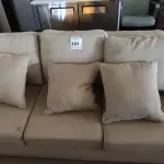 LOTE 101 - 01 SOFÁ 3 LUGARES. (NO ESTADO EM QUE SE ENCONTRA. SUJEITO A AVARIAS OCULTAS/VISÍVEIS.) BJ7437H