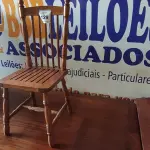 LOTE 129 - 01 CADEIRA DE COZINHA. (NO ESTADO EM QUE SE ENCONTRA. SUJEITO A AVARIAS OCULTAS/VISÍVEIS.) AU2314P