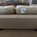 LOTE 102 - 01 SOFÁ 2 LUGARES. (NO ESTADO EM QUE SE ENCONTRA. SUJEITO A AVARIAS OCULTAS/VISÍVEIS.) AV9581C