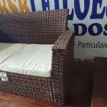 LOTE 231 - 01 SOFÁ DE JARDIM. (NO ESTADO EM QUE SE ENCONTRA. SUJEITO A AVARIAS OCULTAS/VISÍVEIS.) BH1669R