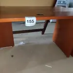 LOTE 155 - 01 MESA EM MADEIRA. (NO ESTADO EM QUE SE ENCONTRA. SUJEITO A AVARIAS OCULTAS/VISÍVEIS.) 