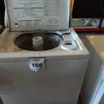 LOTE 166 - 01 LAVA ROUPA (WASHER) WHIRLPOOL 110V. (NO ESTADO EM QUE SE ENCONTRA. SUJEITO A AVARIAS OCULTAS/VISÍVEIS.) BF8708W