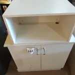 LOTE 151 - 01 ARMÁRIO BAIXO DE 2 PORTAS BRANCO.  (NO ESTADO EM QUE SE ENCONTRA. SUJEITO A AVARIAS OCULTAS/VISÍVEIS.)