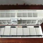 LOTE 203 - 01 AR CONDICIONADO. (NO ESTADO EM QUE SE ENCONTRA. SUJEITO A AVARIAS OCULTAS/VISÍVEIS.) AV9702V