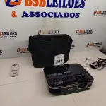 LOTE 303 - 01 EPSON PROJECTOR COM BOLSA E CONTROLE. (NO ESTADO EM QUE SE ENCONTRA. SUJEITO A AVARIAS OCULTAS/VISÍVEIS.) AV9448J
