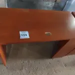 LOTE 159 - 01 MESA EM MADEIRA. (NO ESTADO EM QUE SE ENCONTRA. SUJEITO A AVARIAS OCULTAS/VISÍVEIS.)