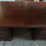 LOTE 179 - 01 MESA DE ESCRITÓRIO (DESK). (NO ESTADO EM QUE SE ENCONTRA. SUJEITO A AVARIAS OCULTAS/VISÍVEIS.) AV9664N