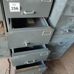 LOTE 256 - 01 COFRE. (NO ESTADO EM QUE SE ENCONTRA. SUJEITO A AVARIAS OCULTAS/VISÍVEIS.) BJ7373J