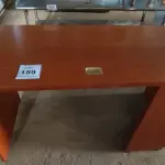 LOTE 159 - 01 MESA EM MADEIRA. (NO ESTADO EM QUE SE ENCONTRA. SUJEITO A AVARIAS OCULTAS/VISÍVEIS.)