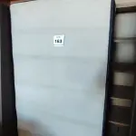 LOTE 163 - 01 BASE DE CAMA BOX SOLTEIRO. (NO ESTADO EM QUE SE ENCONTRA. SUJEITO A AVARIAS OCULTAS/VISÍVEIS.)