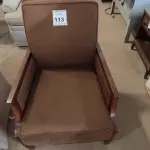 LOTE 113 - 01 POLTRONA. (NO ESTADO EM QUE SE ENCONTRA. SUJEITO A AVARIAS OCULTAS/VISÍVEIS.) AV9949D