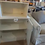 LOTE 151 - 01 ARMÁRIO BAIXO DE 2 PORTAS BRANCO.  (NO ESTADO EM QUE SE ENCONTRA. SUJEITO A AVARIAS OCULTAS/VISÍVEIS.)