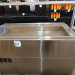 LOTE 107 - 01 BALCÃO REFRIGERADO COM RODINHAS. (PISTA FRIA) (NO ESTADO EM QUE SE ENCONTRA. SUJEITO A AVARIAS OCULTAS/VISÍVEIS.) AV9729K