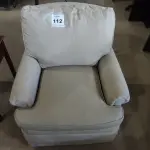 LOTE 112 - 01 POLTRONA.  (NO ESTADO EM QUE SE ENCONTRA. SUJEITO A AVARIAS OCULTAS/VISÍVEIS.)  AE7506S