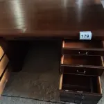 LOTE 179 - 01 MESA DE ESCRITÓRIO (DESK). (NO ESTADO EM QUE SE ENCONTRA. SUJEITO A AVARIAS OCULTAS/VISÍVEIS.) AV9664N