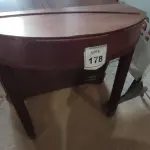 LOTE 178 - 01 APARADOR MEIA LUA EM MADEIRA. (NO ESTADO EM QUE SE ENCONTRA. SUJEITO A AVARIAS OCULTAS/VISÍVEIS.)