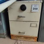 LOTE 259 - 01 COFRE. (NO ESTADO EM QUE SE ENCONTRA. SUJEITO A AVARIAS OCULTAS/VISÍVEIS.) BH1466B