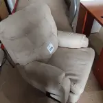 LOTE 199 - 01 RECLINER. (NO ESTADO EM QUE SE ENCONTRA. SUJEITO A AVARIAS OCULTAS/VISÍVEIS.) AV9500F